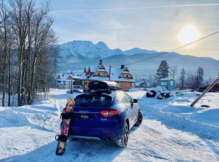 Wypożyczenie samochodu na wyjazd na narty – z bagażnikiem na narty i łańcuchami śnieżnymi